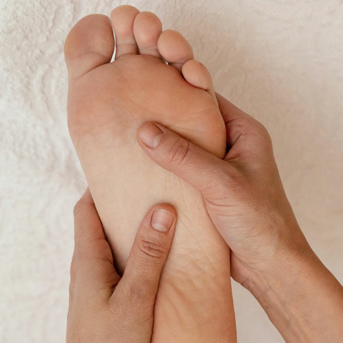 Massage de pied par la réflexologue Karine Traverse dans son cabint de soins à Albi dans le Tarn.